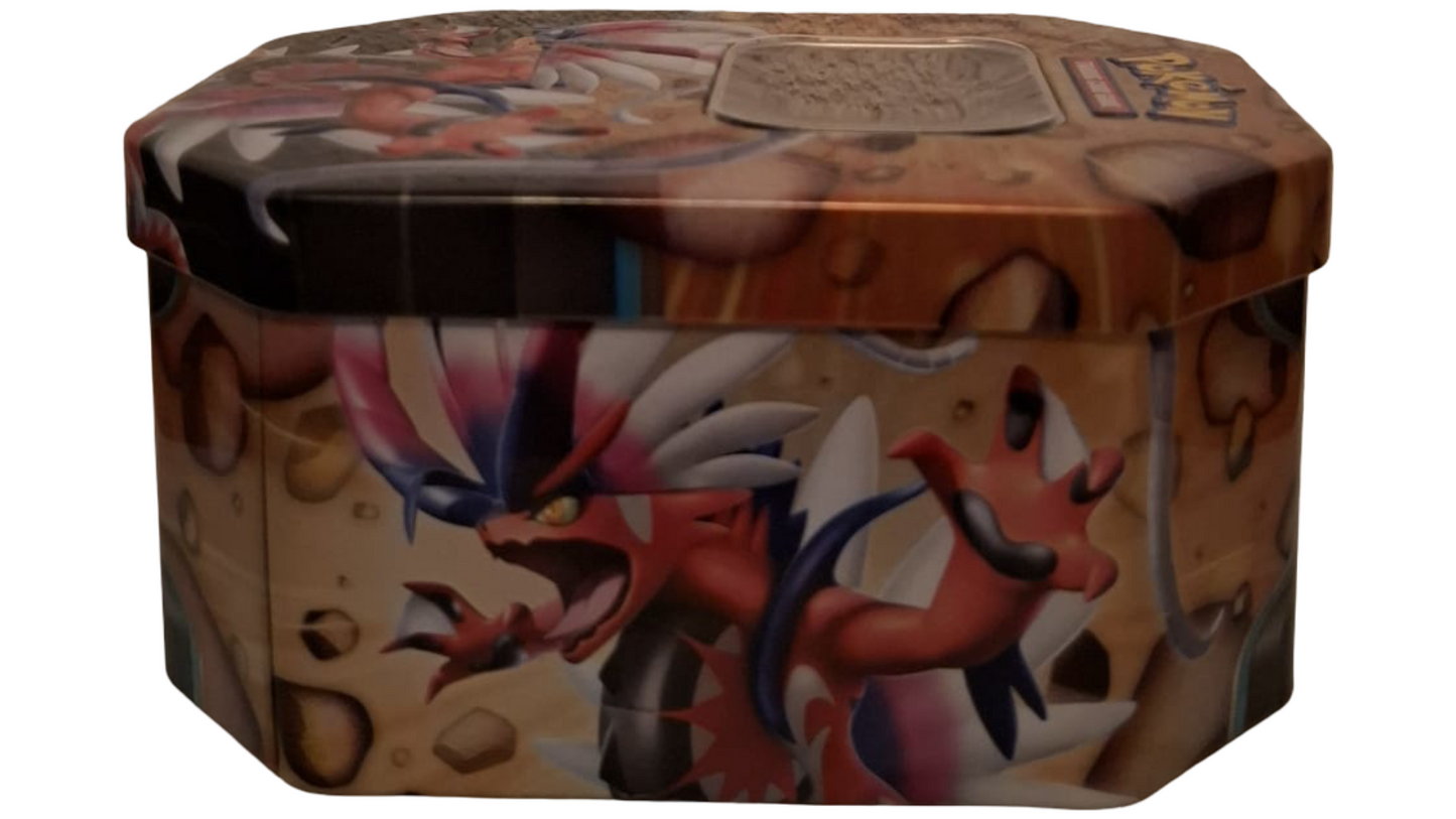 Pokémon Koraidon Tin Box gefüllt – 25 Karten inkl. 5 Holo/Reverse + Schlüsselanhänger