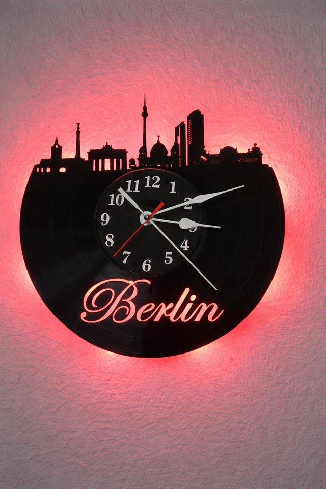 Wanduhr Berlin aus Vinyl Schallplatte LED Hintergrundbeleuchtung leises Uhrwerk